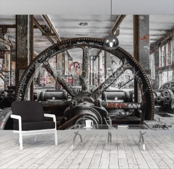 Afbeeldingen van Industrial machinery in abandoned factory
